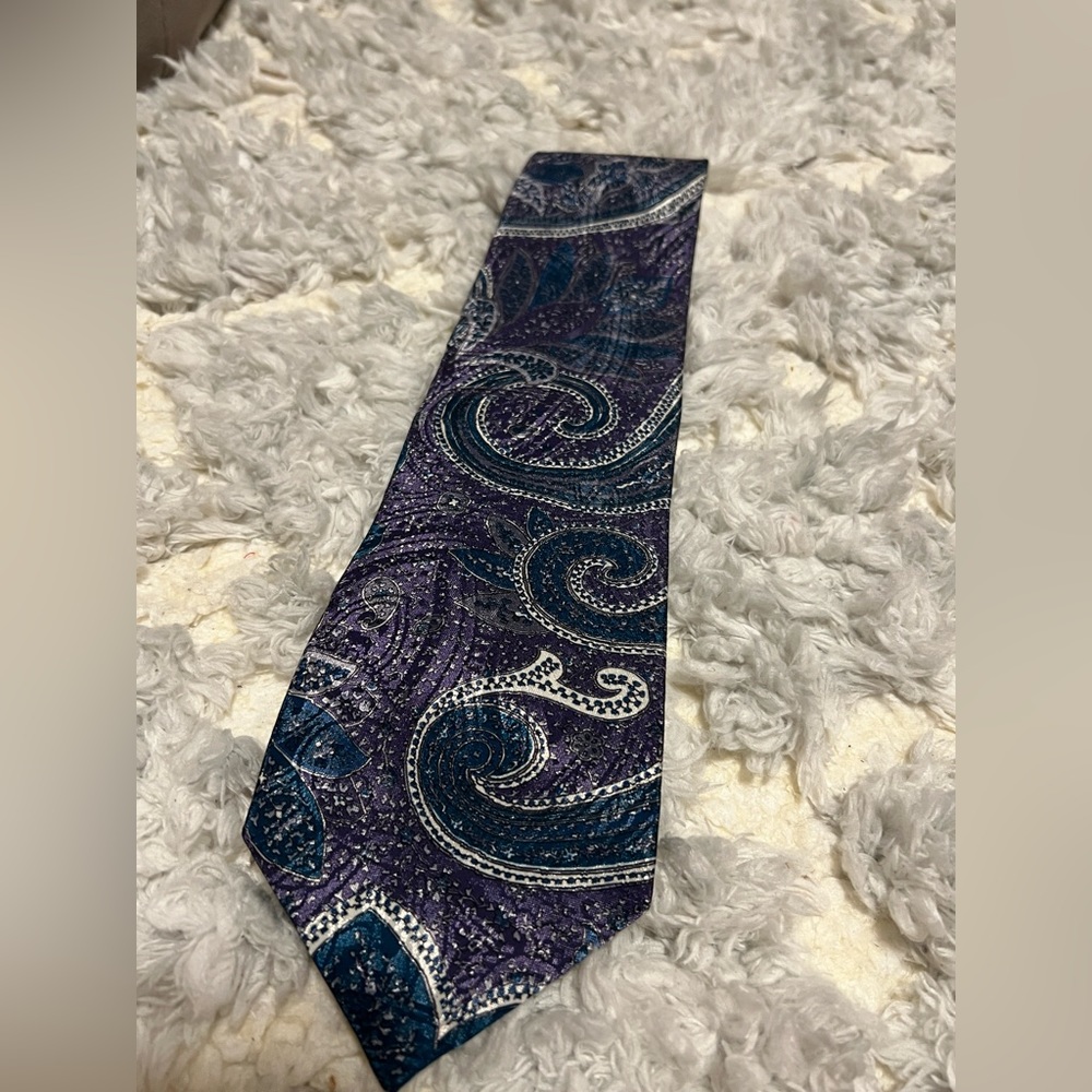 Paisley Reed St James. Purple/blue/silver tie